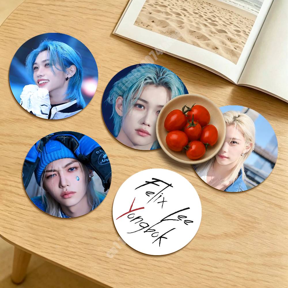 F-Felix L-Lee Yong Bok Kpop ラウ - Desk Setup Kpop のレビューと価格